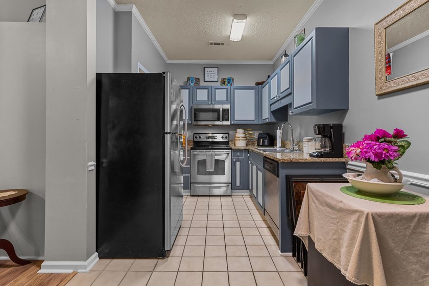 Welcome to this gorgeous 2-bedroom, 1-bathroom condo in the - photo 6