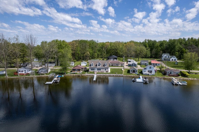 Welcome to your dream waterfront retreat on beautiful Rose Lake! - photo 26