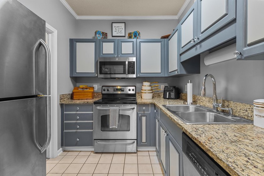 Welcome to this gorgeous 2-bedroom, 1-bathroom condo in the - photo 7