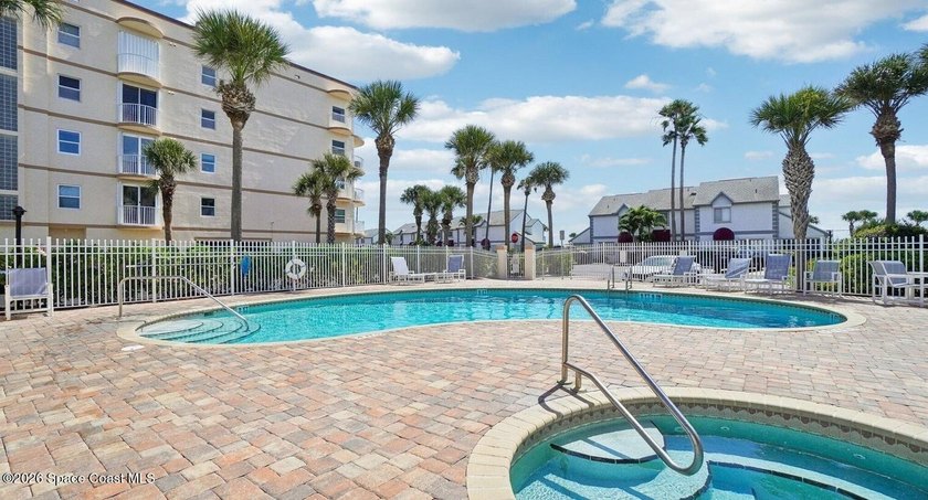 Welcome to Paradise! This fully renovated 3 bedroom/ 2 bath unit - photo 34