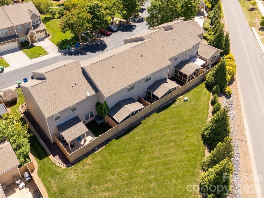Welcome home to this beautifully maintained townhome in the - photo 44