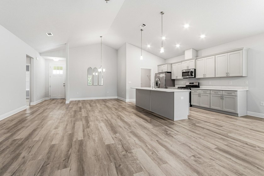 Welcome to The Bluffs at Lafayette, one of Freeport's newest and - photo 4
