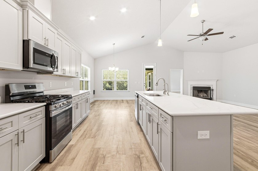 Welcome to The Bluffs at Lafayette, one of Freeport's newest and - photo 8