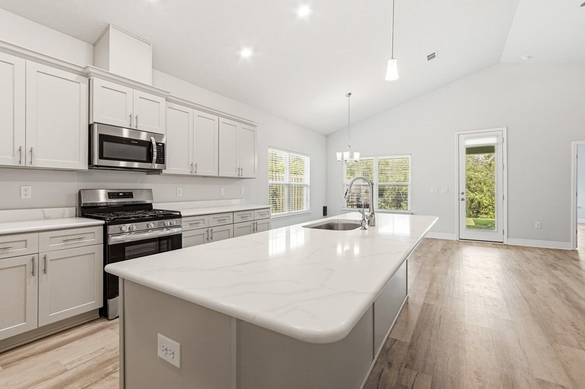 Welcome to The Bluffs at Lafayette, one of Freeport's newest and - photo 9