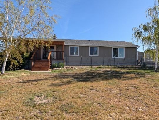 Discover your dream home nestled in a small, remote charming - photo 2
