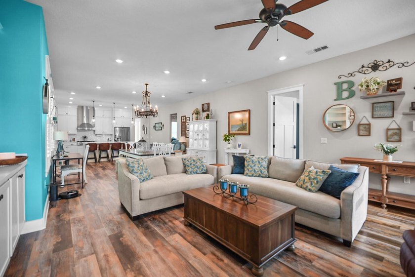 RARE NICEVILLE UNICORN! Homes like this simply do not exist in - photo 3