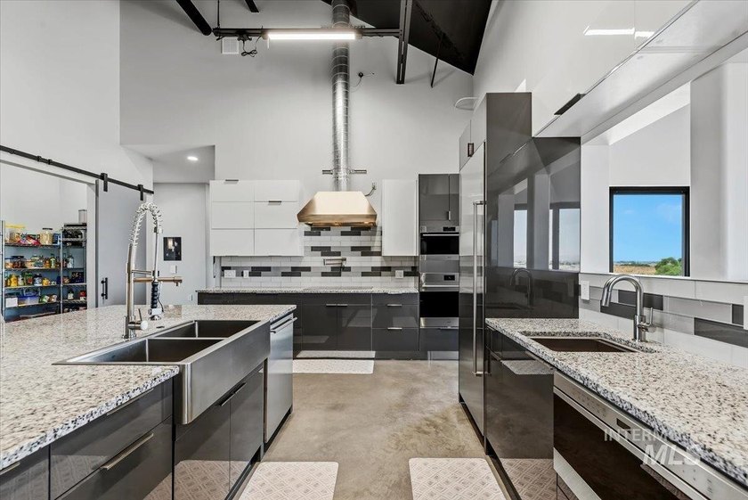 Welcome to one of the most remarkable private estates in the - photo 13