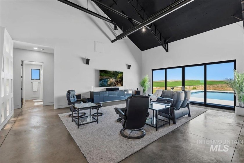 Welcome to one of the most remarkable private estates in the - photo 17
