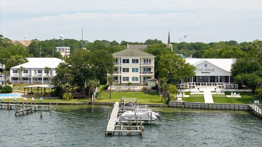 Welcome to an exceptional waterfront residence in the heart of - photo 4