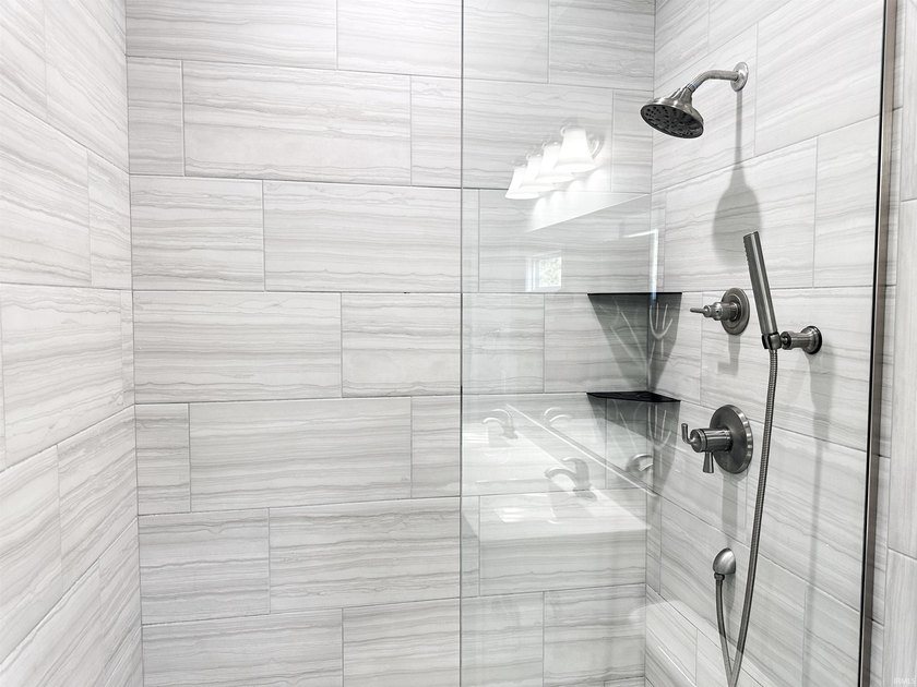 Built in 2022 and conveniently located just minutes from Lake - photo 12