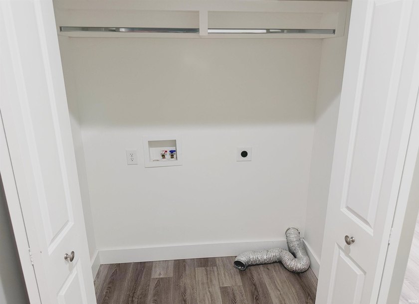 Built in 2022 and conveniently located just minutes from Lake - photo 24