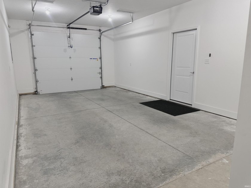 Built in 2022 and conveniently located just minutes from Lake - photo 25