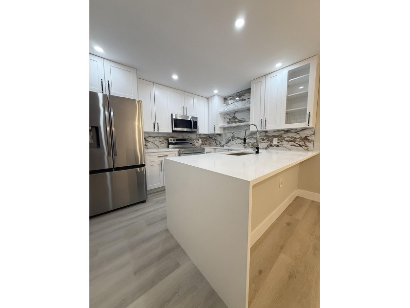 Beautifully renovated townhome, updated top to bottom, with - photo 2