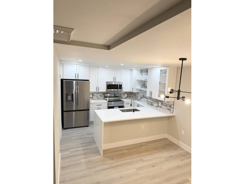 Beautifully renovated townhome, updated top to bottom, with - photo 4