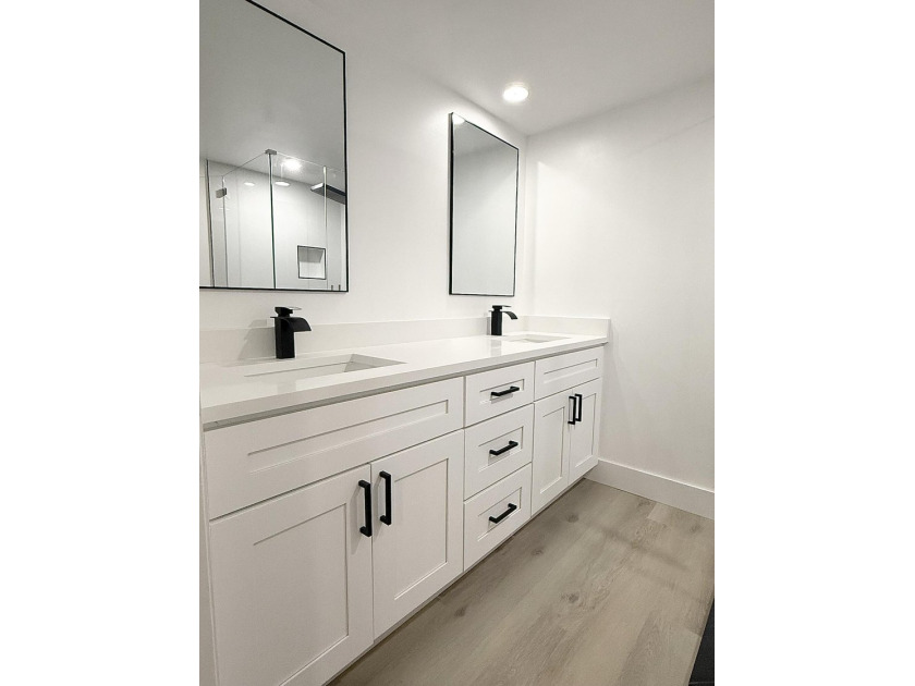 Beautifully renovated townhome, updated top to bottom, with - photo 6