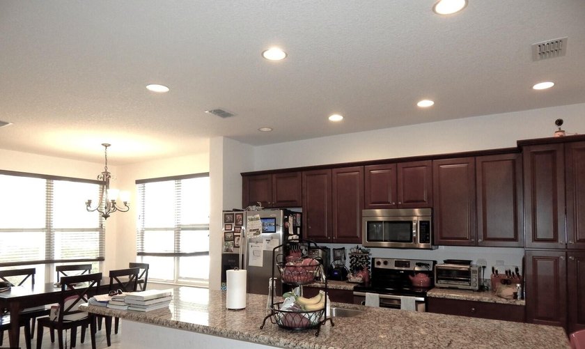 LARGEST 2 Story END Unit Townhse-3Bd/2.5Ba/2CarGar+LOFT/2161sf - photo 7