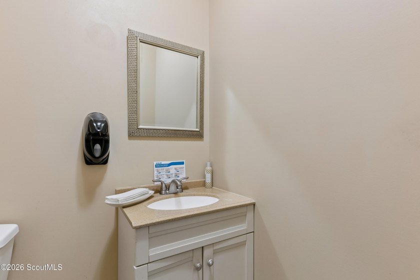 Exceptional opportunity to own a beautifully renovated, turnkey - photo 22
