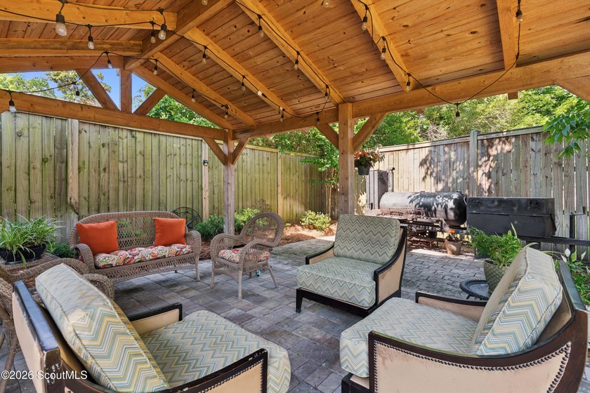 Exceptional opportunity to own a beautifully renovated, turnkey - photo 37