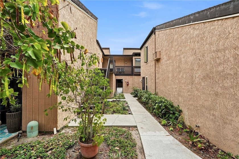 Welcome to this upper-level 2-bedroom, 2-bath condo offering 1 - photo 4