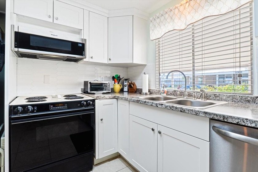 Welcome to this charming manufactured home located in Highland - photo 11