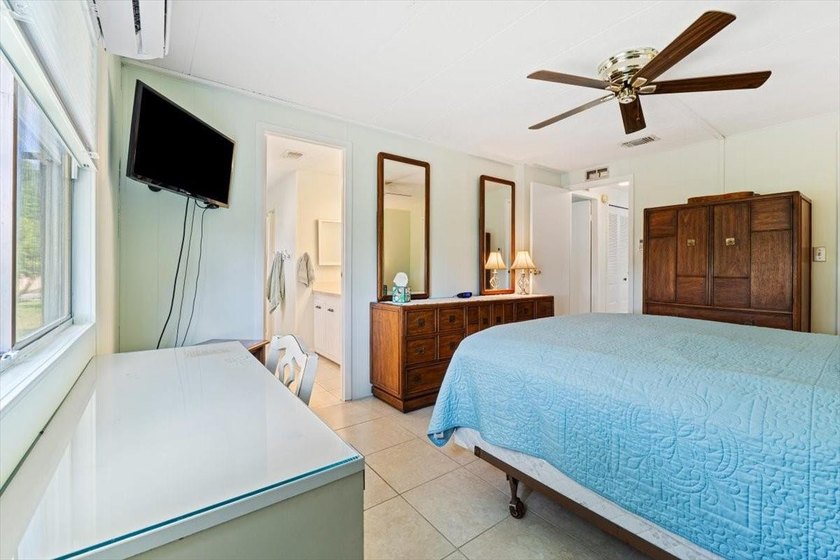 Welcome to this charming manufactured home located in Highland - photo 18