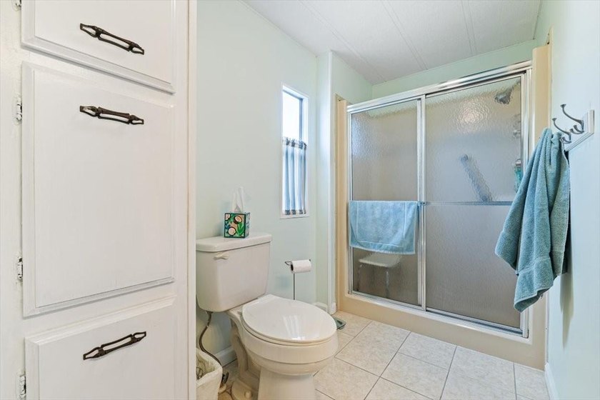 Welcome to this charming manufactured home located in Highland - photo 20
