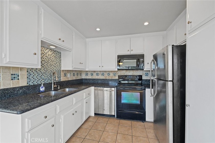 Charming 2-Bedroom Corner Condo in Prime Long Beach - Just - photo 2