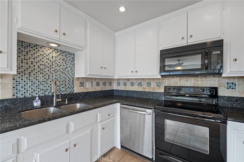 Charming 2-Bedroom Corner Condo in Prime Long Beach - Just - photo 3