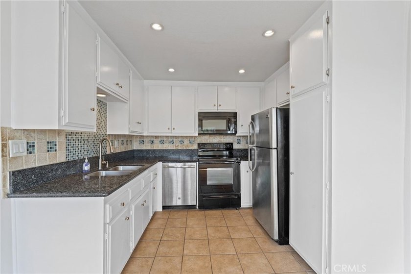 Charming 2-Bedroom Corner Condo in Prime Long Beach - Just - photo 4
