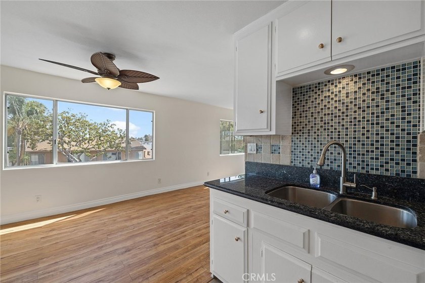Charming 2-Bedroom Corner Condo in Prime Long Beach - Just - photo 5