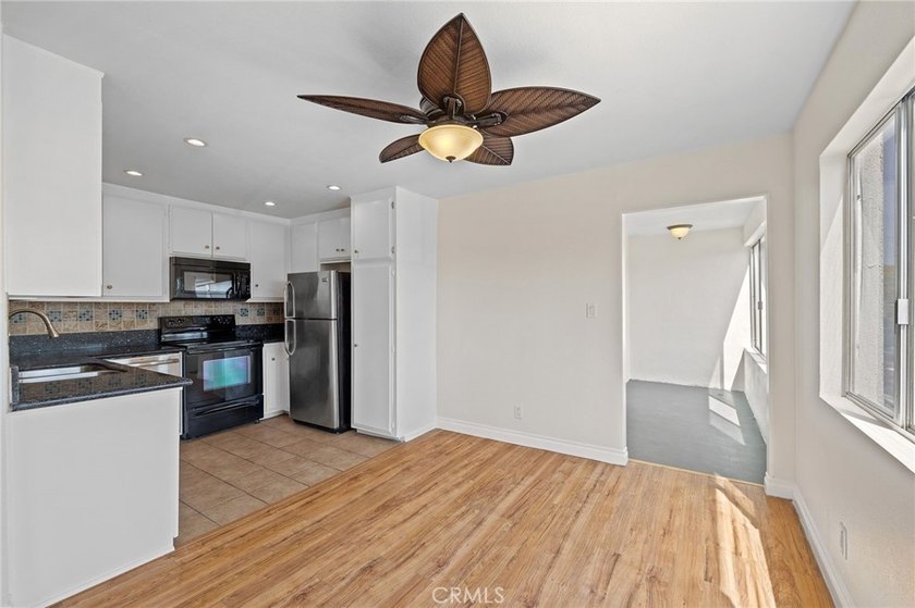 Charming 2-Bedroom Corner Condo in Prime Long Beach - Just - photo 6