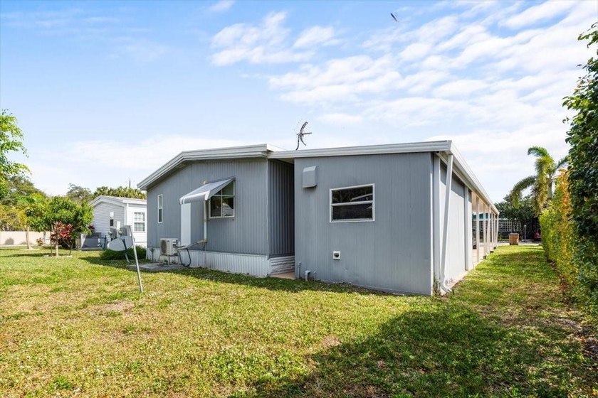 Welcome to this charming manufactured home located in Highland - photo 36
