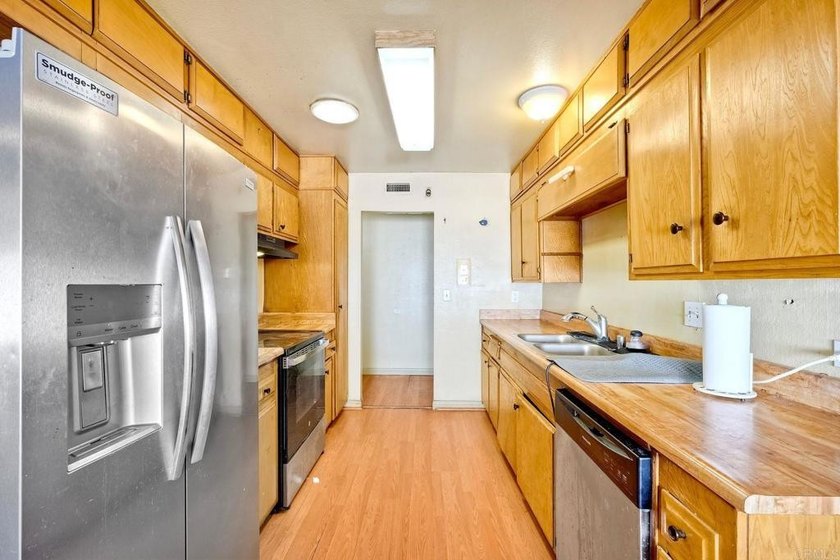 This is a great opportunity to own a spacious single story home - photo 5