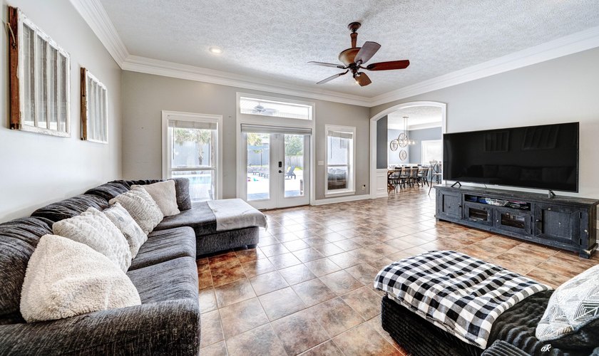 221 White Oaks Boulevard, where you can enjoy the space and - photo 9