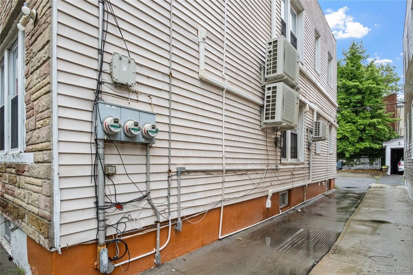 Investor opportunity in the heart of Throggs Neck! Welcome to - photo 3