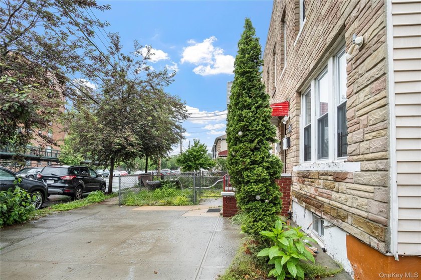 Investor opportunity in the heart of Throggs Neck! Welcome to - photo 4