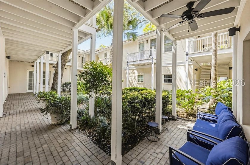 Luxury Lady's Island condominium in the highly sought-after - photo 8