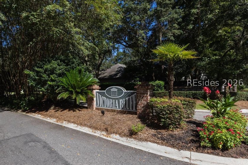 Tucked away in the highly sought-after community of Victoria - photo 2