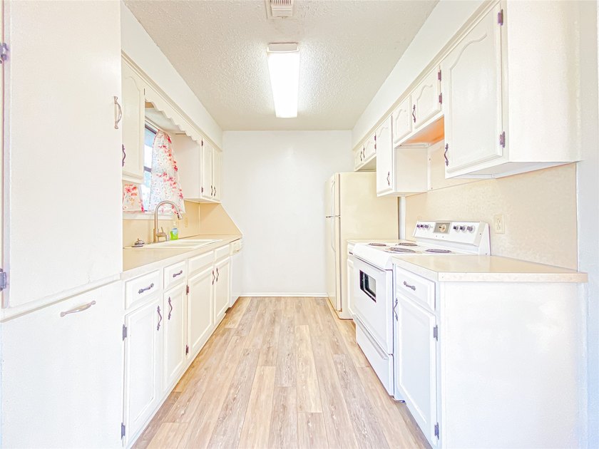 Welcome to this delightful 2-bedroom, 1-bath home located in the - photo 11