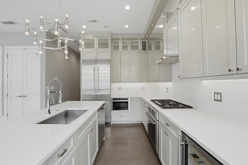 Exceptional 3-bed, 2.5 bath corner condo in a boutique elevator - photo 3