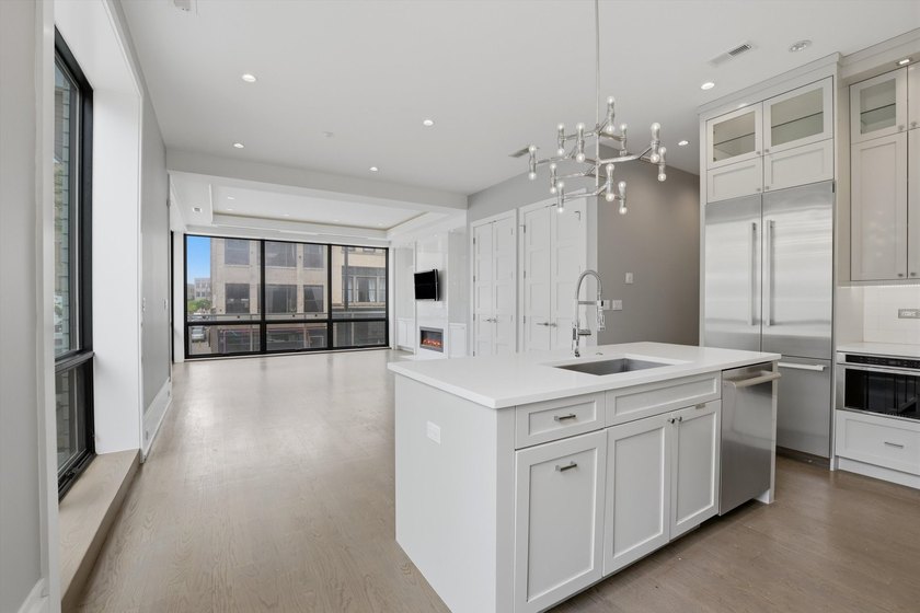 Exceptional 3-bed, 2.5 bath corner condo in a boutique elevator - photo 4