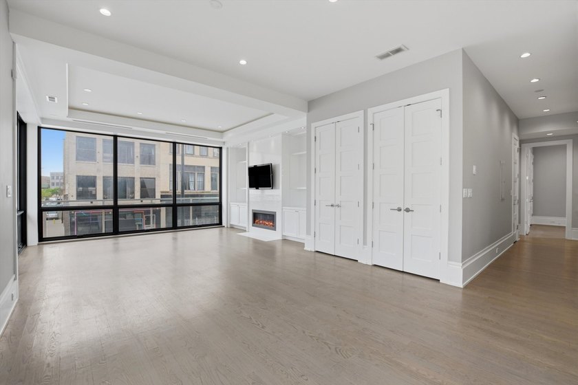 Exceptional 3-bed, 2.5 bath corner condo in a boutique elevator - photo 9
