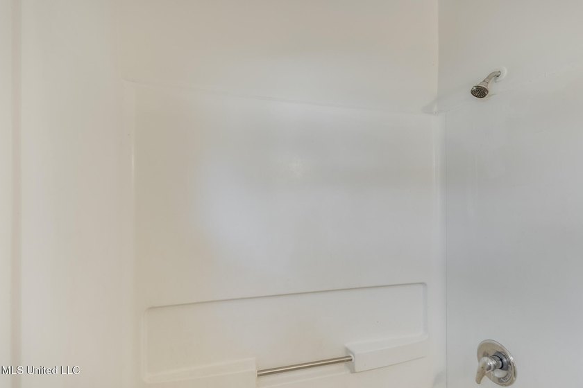 Welcome to this move-in ready gem situated on a spacious corner - photo 11