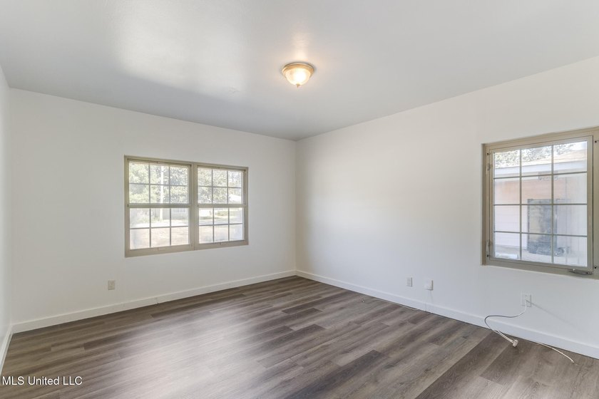Welcome to this move-in ready gem situated on a spacious corner - photo 12