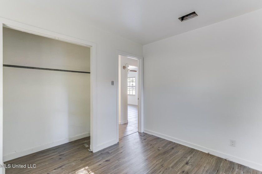Welcome to this move-in ready gem situated on a spacious corner - photo 13