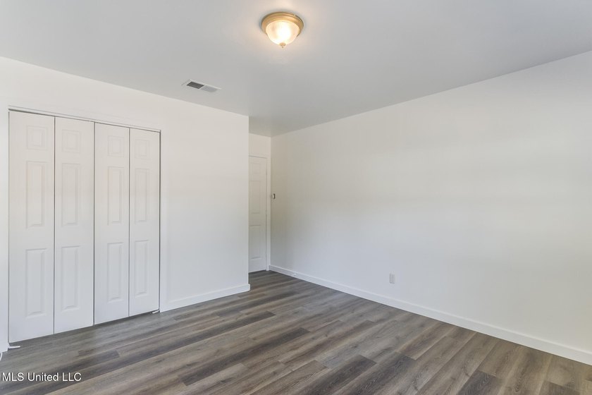 Welcome to this move-in ready gem situated on a spacious corner - photo 15