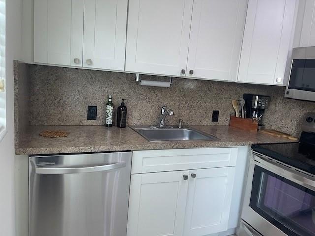 Bright ground-floor corner unit, partially furnished, featuring - photo 16