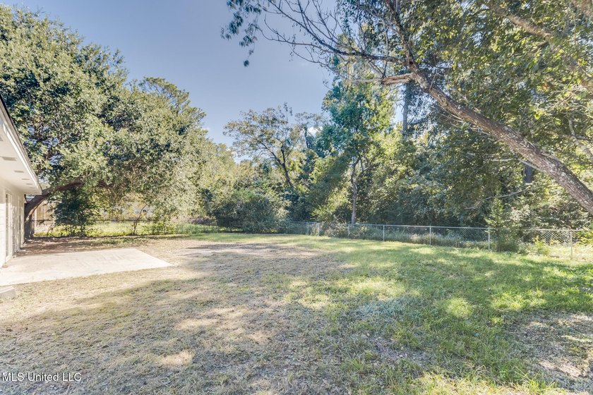 Welcome to this move-in ready gem situated on a spacious corner - photo 18