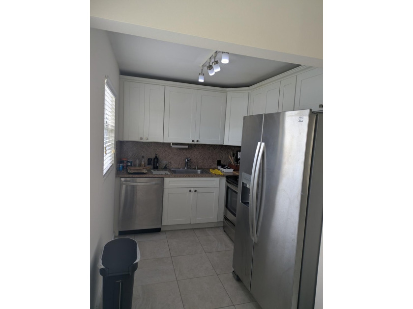 Bright ground-floor corner unit, partially furnished, featuring - photo 31