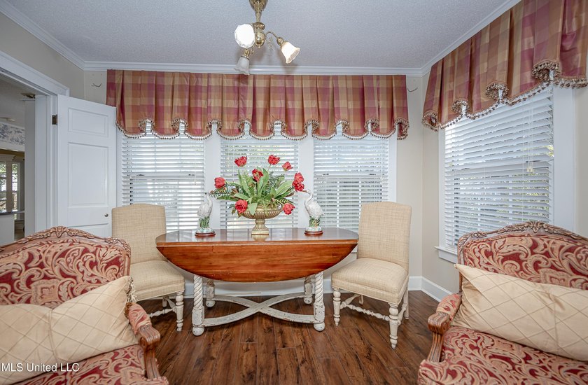 Looking for that Historical Beautiful Victorian Home on large - photo 34